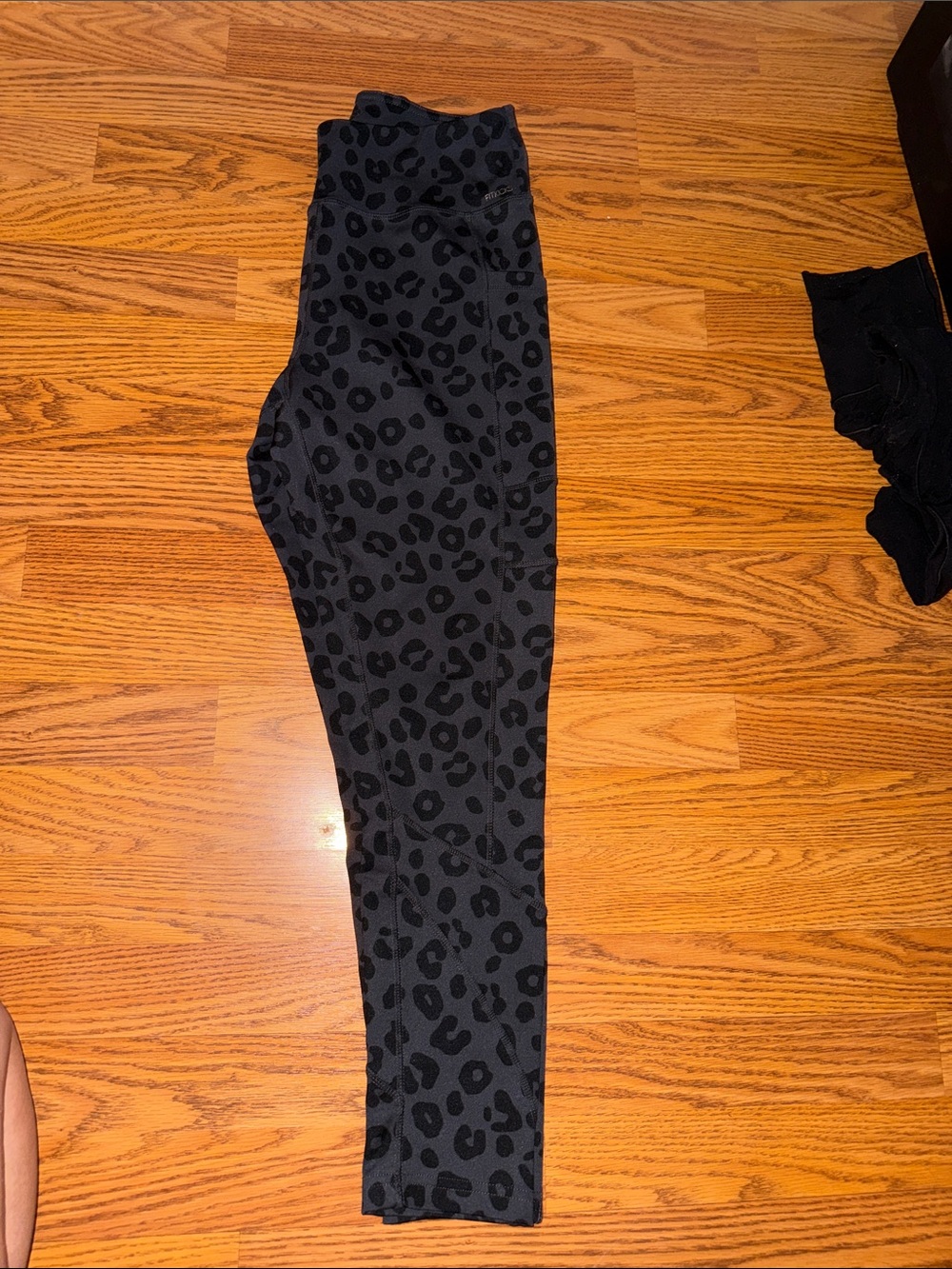 Girls' Black Leopard Print Leggings with Pockets - Picture 3 of 3